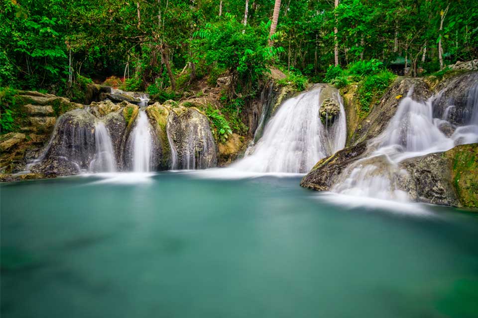 Matatagpuan din sa isla ang magandang talon